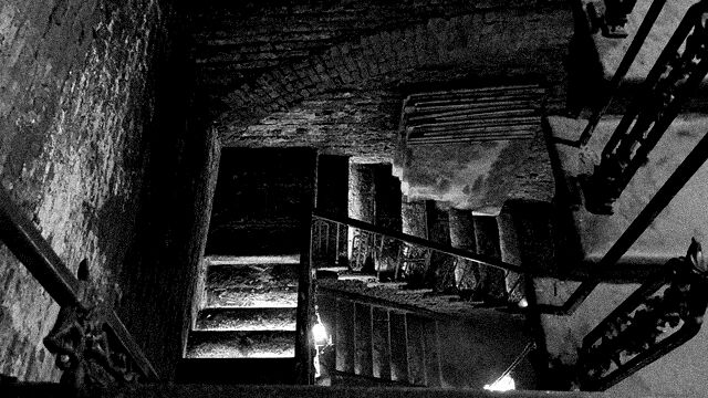 Vue caméra : l'escalier vers le quai