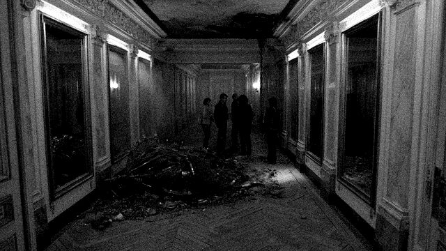 Vue caméra : la galerie et le lustre tombé